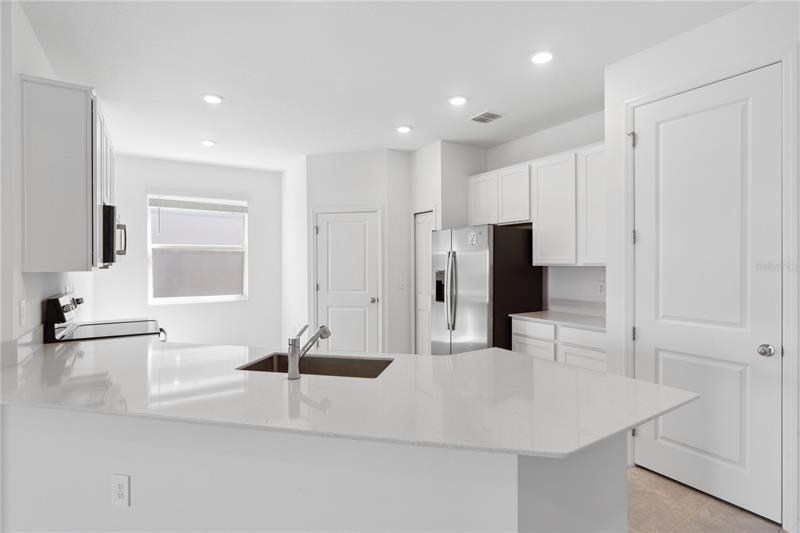 Photo 5 of the property at 716 Daring Dr