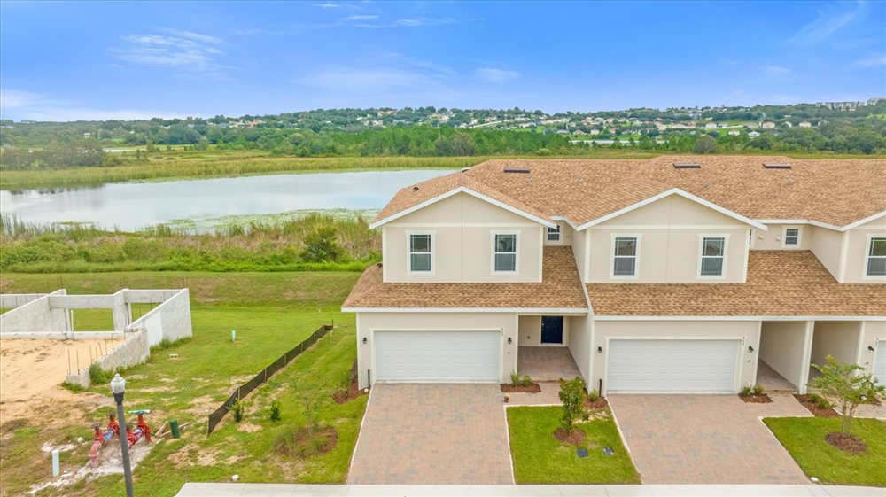 Front of 905 Lakefront Village Dr