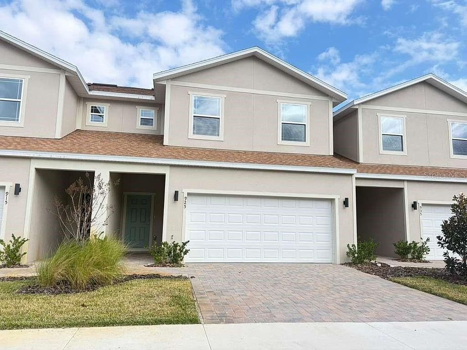Photo 3 of the property at 905 Lakefront Village Dr