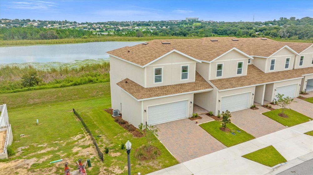 Photo 6 of the property at 905 Lakefront Village Dr
