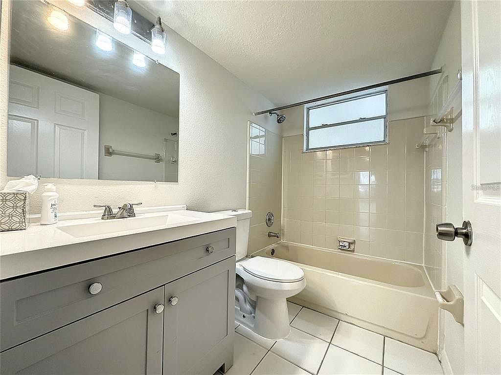 Photo 14 of the property at 2717 N Poinciana Blvd APT 173