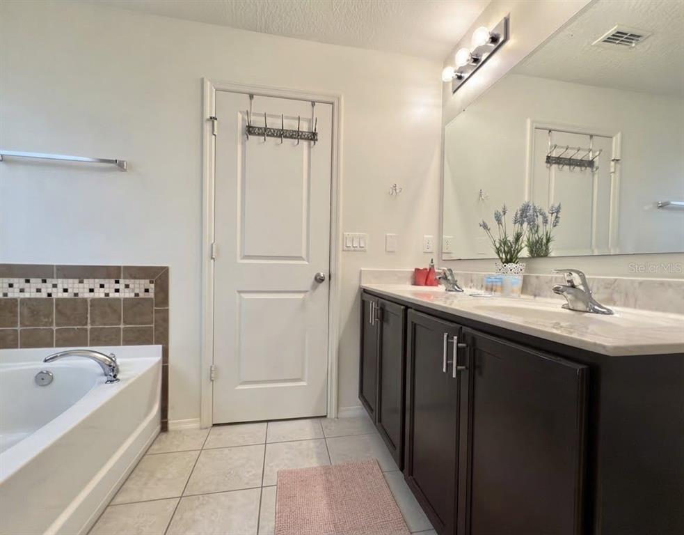 Photo 13 of the property at 4722 Ruby Red Ln